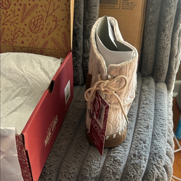 FREE SHIPPING!
BNIB Muk Luks Beautiful Blush Quilted Booties 8 - Picture 3 of 8